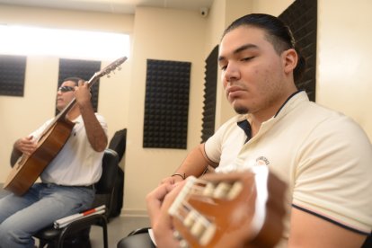 Samuel Pizarro, guitarrista y cantante, también estudia Artes Musicales en una universidad de Guayaquil.