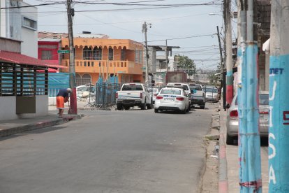 Cerca del lugar donde ocurrió el asesinato una Unidad de Policía Comutaria.