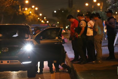 Los policías llegaron a la escena del crimen.