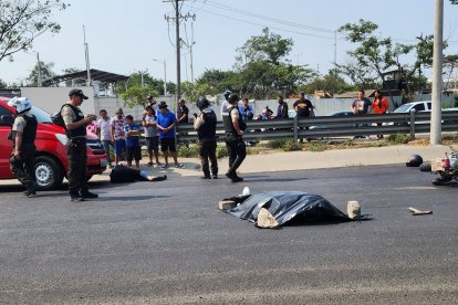 El cuerpo fue tapado hasta que llegue el carro de paramédicos.