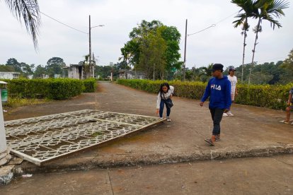 La pesada reja que se habría desprendido y aplastó al menor de edad.
