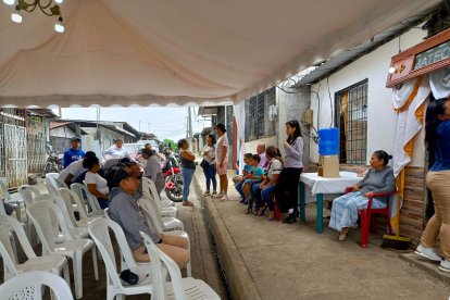 Allegados y conocidos de la familia se congregaron el sábado en el velatorio del niño en el sector La Baldramina Alta.