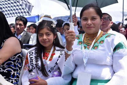 Madre e hija llegaron desde Cayambe al evento católico.