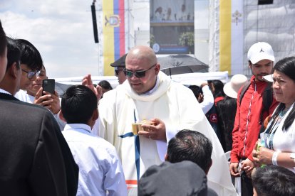 Adolescentes de distintas parroquias y colegios hicieron la primera comunión.