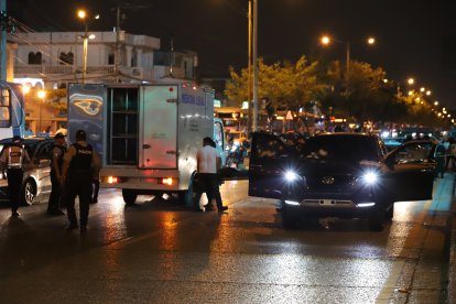 La víctima fue retirada del vehículo en el que se movilizaba y subida al carro de Medicina Legal.