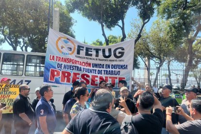 Agremiados a la Federación de Transportadores del Guayas (Fetug) protestaron en los exteriores del Municipio, el 29 de agosto.