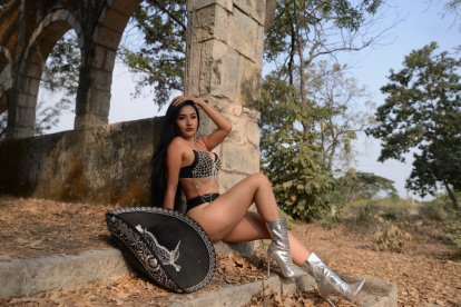 La cantante Nicole demuestra cómo se puede enamorar con look sexy.