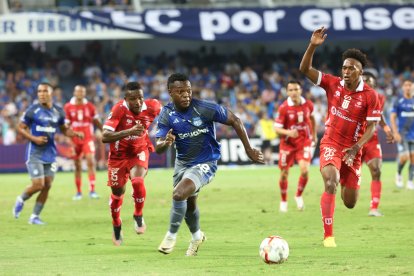 En el tiempo regular, Emelec y Técnico Universitario empataron 0-0.