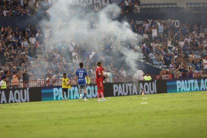 La caída de bengalas en la cancha provocó una nueva paralización.
