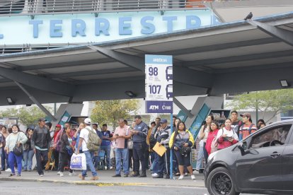 Hay decenas de ciudadanos intentando abordar buses, que llegan luego de mucho tiempo de espera.