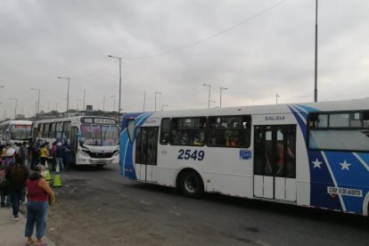 Los transportistas exigen el alza de la tarifa del pasaje
