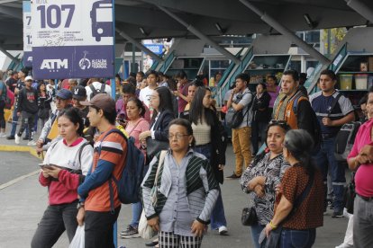 Cientos de Ciudadanos estancados y tarifas de taxi infladas por el paro de transportistas.