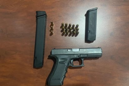 Como parte de las acciones policiales, también se halló una pistola.