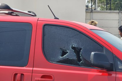 Los involucrados quebraron el vidrio de la ventana del copiloto, para intentar cometer el robo.