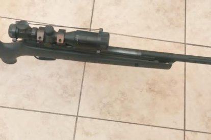 Durante la captura de los colombianos, la policía encontró este rifle con mira telescópica.