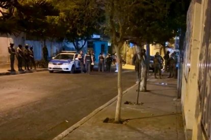 Producto del ataque, un hombre y una mujer fueron heridos. El hombre falleció en un hospital.