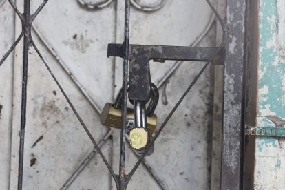 Este martes 10 de septiembre, un día después del horrendo caso, el domicilio estaba cerrado con candados.