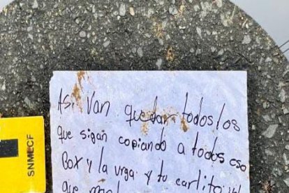 Un panfleto que se dejó en la escena del triple crimen reveló las razones para cometer tan atroz acto.