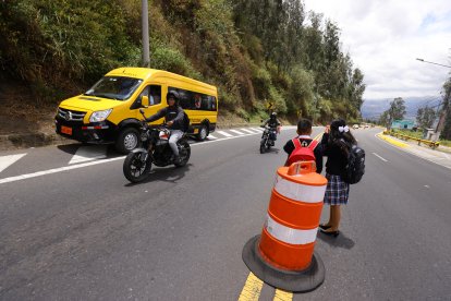 Los habitantes tienen grandes dificultades para cruzar la vía Interoceánica.