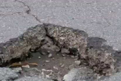 Este es uno de los baches en la Ruta Viva, de Quito.