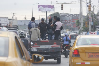 El paro parcial de transportistas urbanos se mantiene, por lo que ciudadanos recurren a diversas formas para movilizarse.