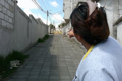 En el barrio El Arbolito en Huachi Grande, dentro de su vivienda, fue encontrada Miriam, con signos de tortura y quemaduras.