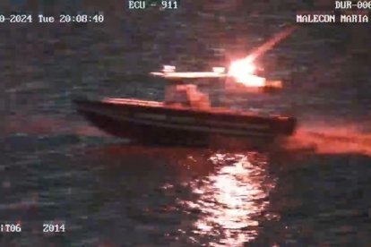 El hombre que cayó al río fue rescatado en una lancha.