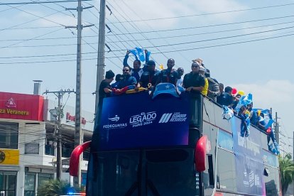 La caravana que acompaña a Kiara Rodríguez.