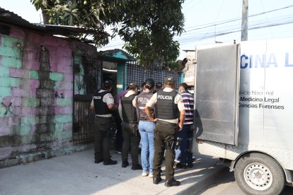 Los cadáveres de la madre y de sus dos niñas fueron embarcado en el carro de Medicina Legal y llevados al Laboratorio de Criminalística y Ciencias Forenses.