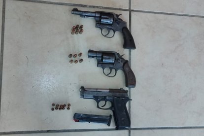 Estas armas fueron encontradas en poder de los sospechosos.