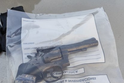 Los detenidos tenían en su poder un revólver.