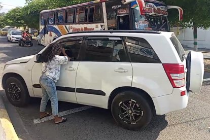 Uno de los autos atacados en Esmeraldas.