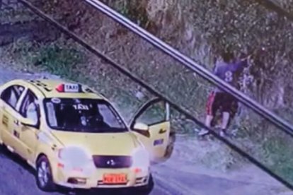 Un taxista fue captado en una cámara de seguridad, ocasionando un incendio en el sector de La Gasca