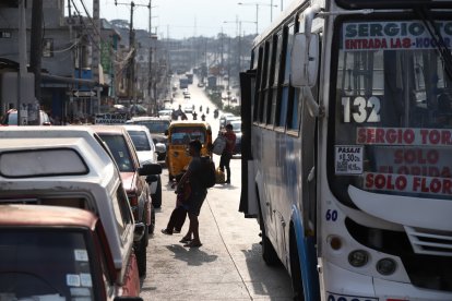 En la Entrada de la 8, al noroeste de Guayaquil, la mañana de ayer los ciudadanos debían esperar mucho tiempo la llegada de un bus.