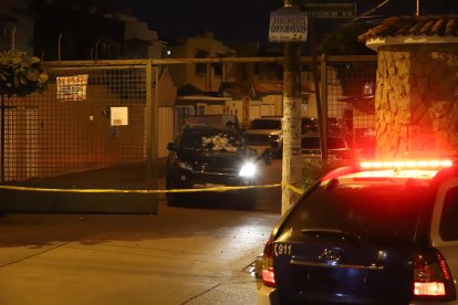El vehiculo tiene impactos de proyectil en la carrocería y en el parabrisas.