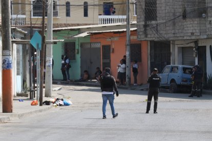 Agentes policiales recaban indicios balísticos.