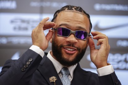 Memphis Depay, participa en una rueda de prensa en el estadio Neo Química Arena de Corinthians en Sao Paulo (Brasil)