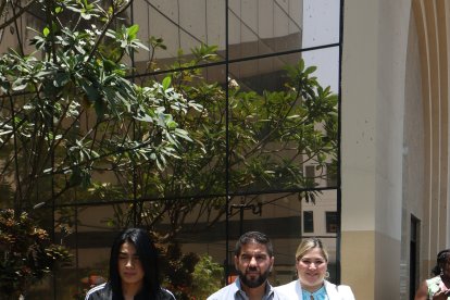 Andreína Díaz y Dalo Bucaram, tras una reunión que tuvieron con autoridades en el Gobierno Zonal.