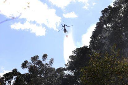 Labores de descarga se hicieron en El Panecillo para controlar el incendio forestal.