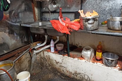 Así estaban las cocinas de los locales clausurados.