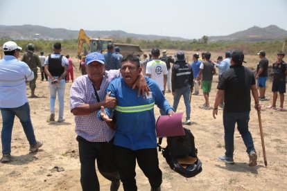 Residente muestra su indignación por la destrucción de su vivienda en la invasión en Mi Lote 3.