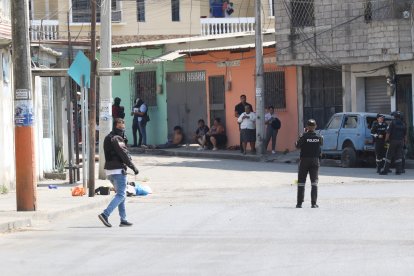 Agentes policiales acudieron a la zona para retirar los cadáveres.