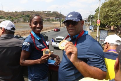 Kiara Rodriguez, medallista olímpica junto a su entrenador José Valdés.