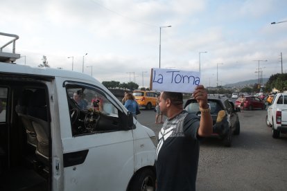 Conductor ofrecía su servicio de taxi ruta en la Entrada de la 8.