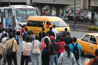 Taxis y furgonetas se convirtieron en el paisaje constante en la Entrada de la 8 durante el paro.