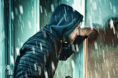 Los delincuentes dispararon una de las ventanas de la víctima.