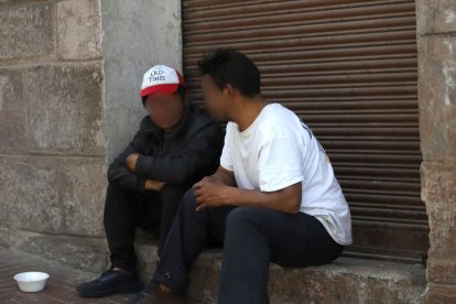 La mayoría de indigentes se dedican a beber licor en las calles del Centro Histórico.
