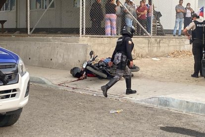 Allí junto a la moto quedó la pareja inerte.