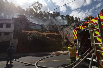 Se estima que al menos cinco hectáreas resultaron afectadas por el incendio en El Panecillo