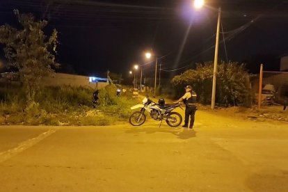 La policía se enfrentó a cuatro sospechosos armados, uno de ellos fue abatido.